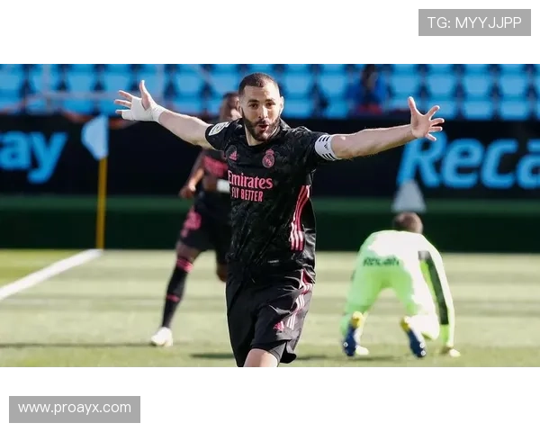 本泽马：锋线大师，技艺与冷静并重，助力球队攻防两端！