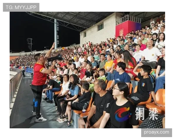 东亚杯球迷歌声响彻赛场，激情助威点燃足球热情