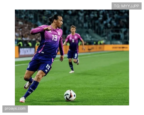 足球规则中关于球员佩戴首饰的判罚标准是什么？