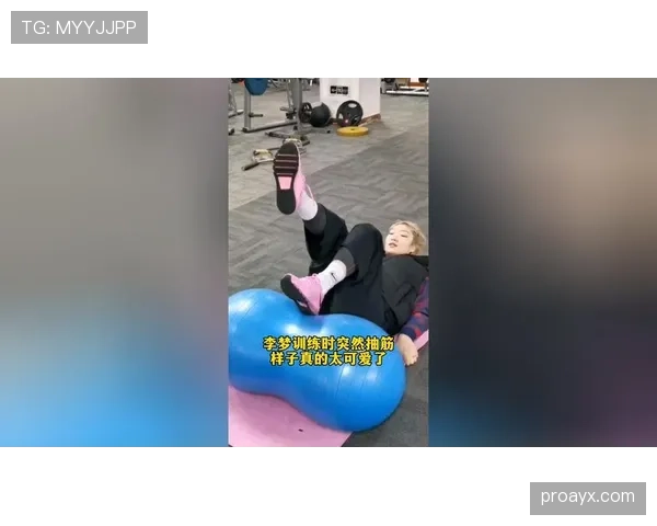 李梦训练完直接拎爱马仕去吃宵夜，这谁顶得住啊