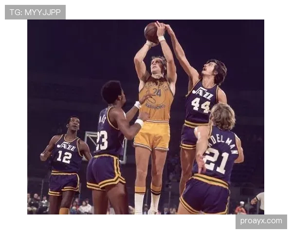 里克·巴里无球跑动提升命中率，区别于NBA同期得分手